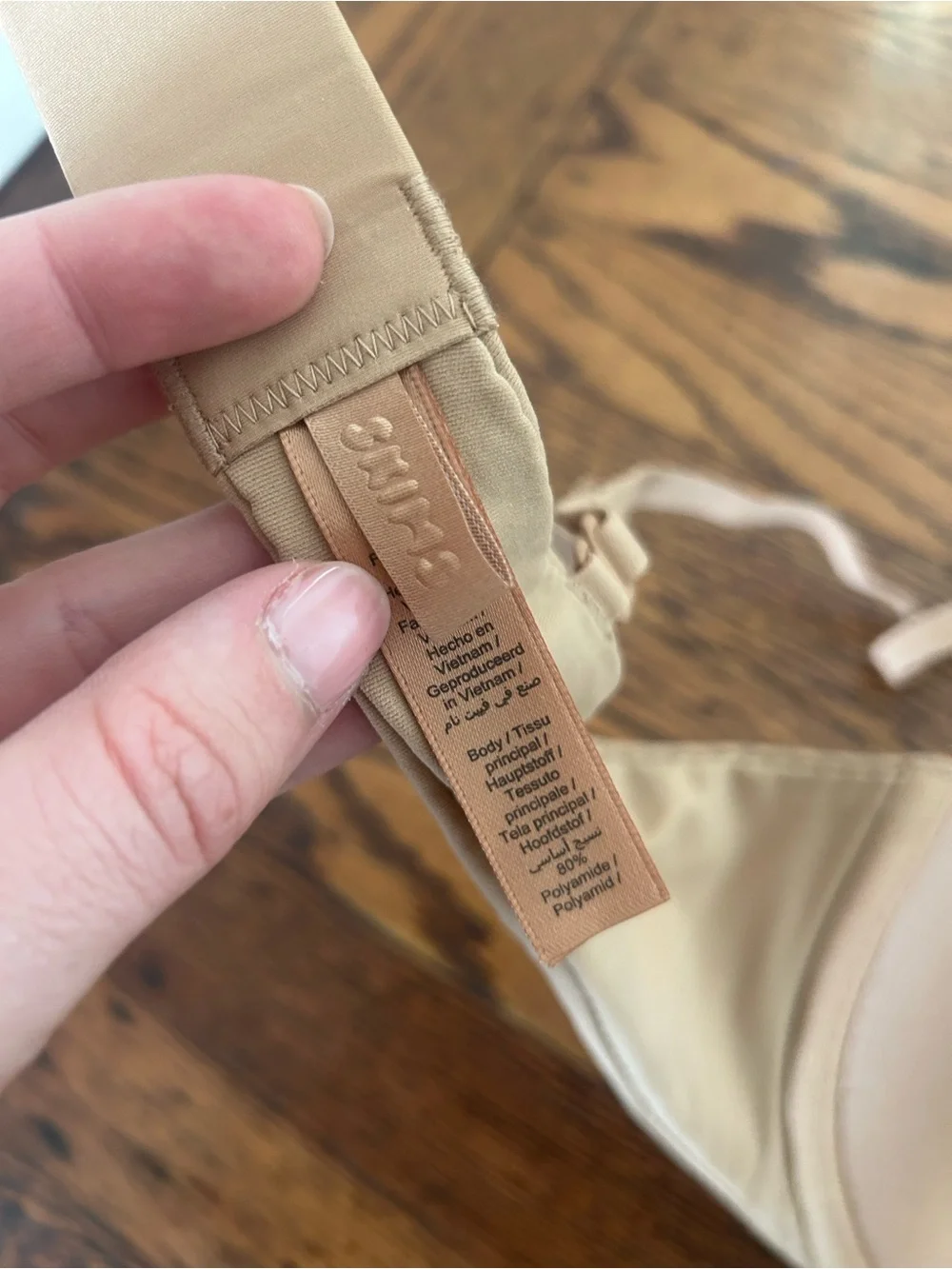 SKIMS fits everybody Tshirt bra - Picture 3 of 5
